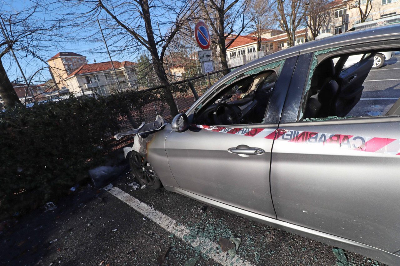 Nell'incendio sono andate distrutte tre auto