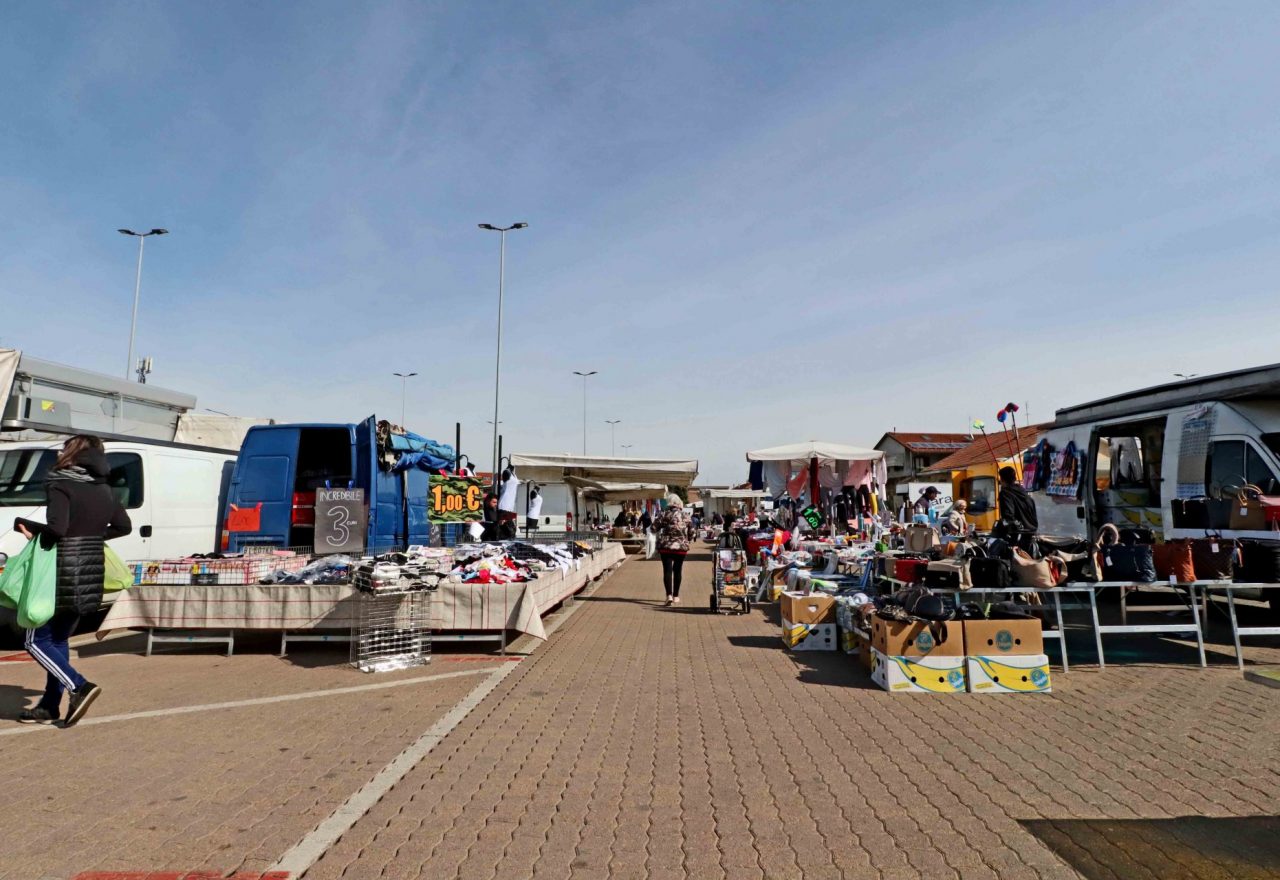 Il mercato di via Castiglione a Settimo, pochi banchi e clienti