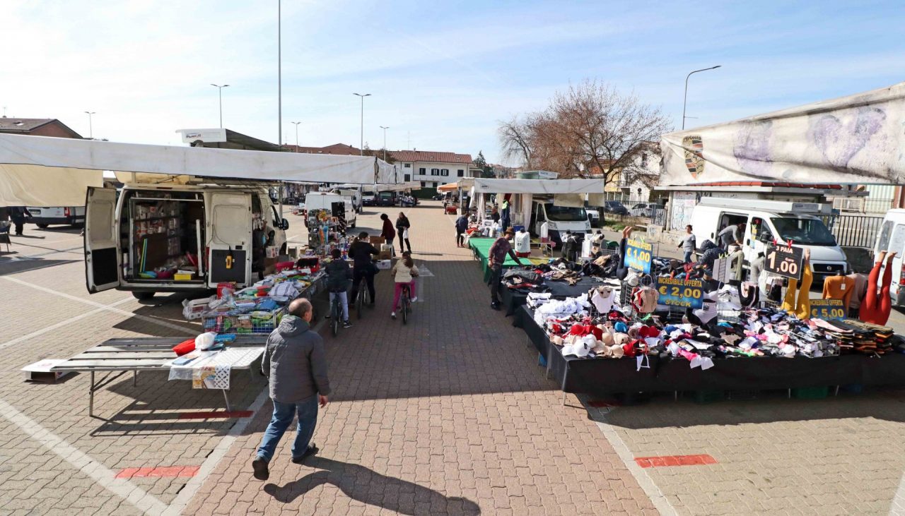 Il mercato di via Castiglione a Settimo, pochi banchi e clienti