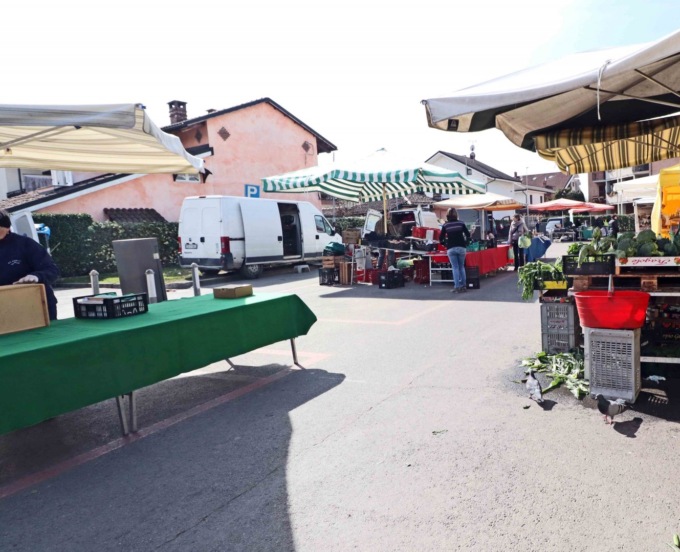 Il mercato di via Castiglione a Settimo, pochi banchi e clienti