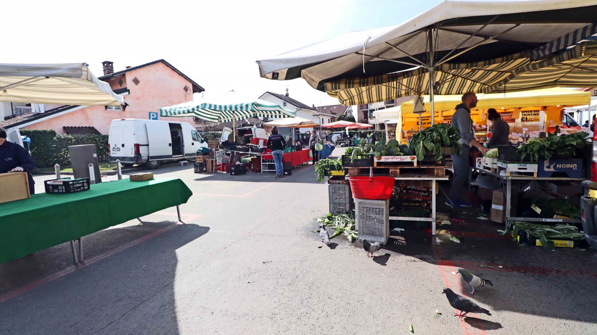 Il mercato di via Castiglione a Settimo, pochi banchi e clienti