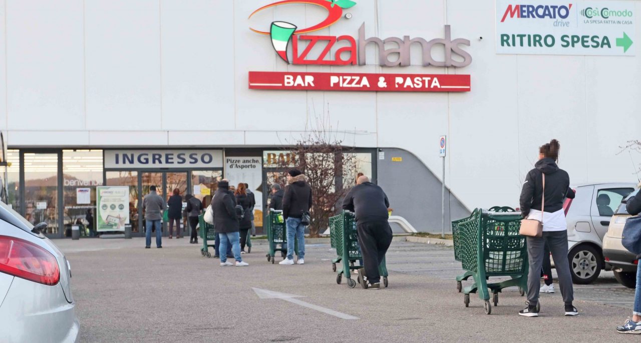 Coronavirus, strade e mercati (quasi) deserti e code fuori dai supermercati LE FOTO