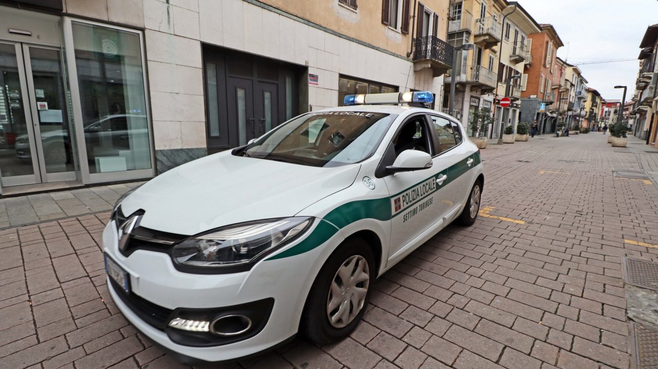 Scoperto assembramento di 30 persone a Settimo, l’intervento della Polizia municipale