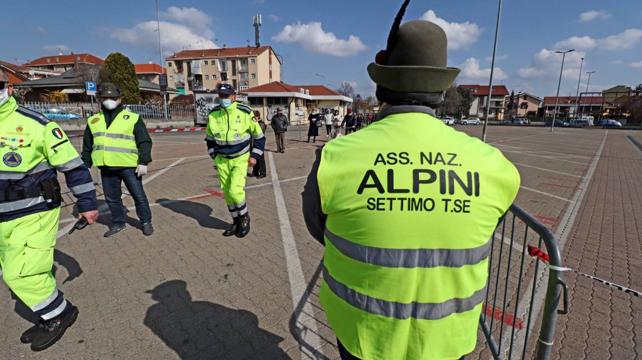 A regolare l'afflusso al mercato ci hanno pensato agenti e volontari