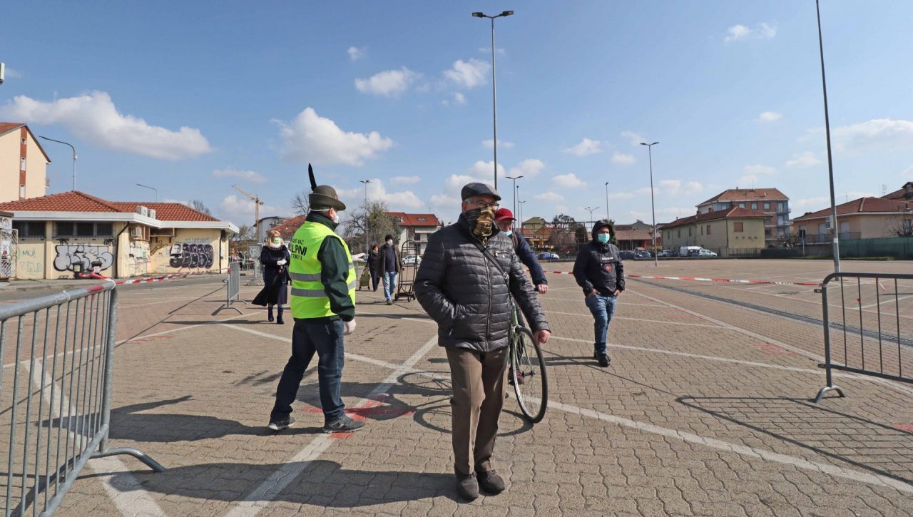 A regolare l'afflusso al mercato ci hanno pensato agenti e volontari