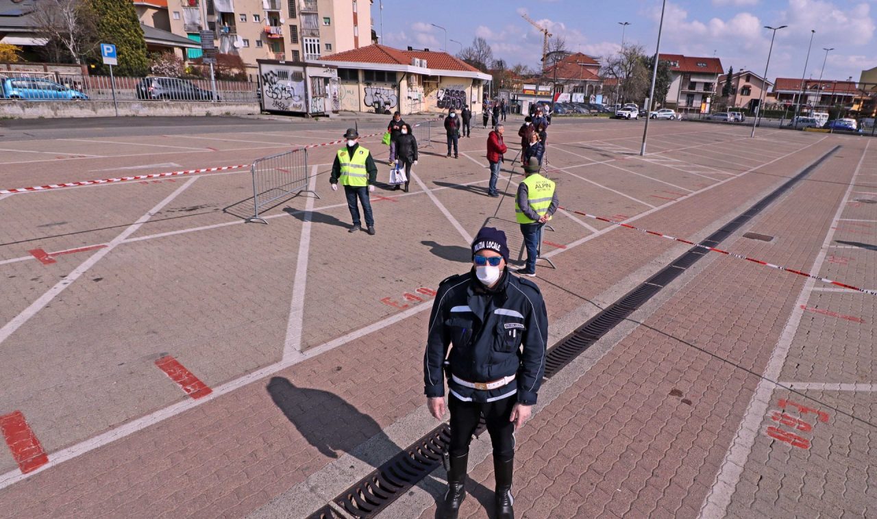 Le code regolate da volontari e polizia locale al mercato di Settimo