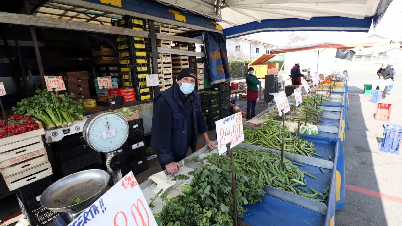 Uno degli operatori al mercato di Settimo