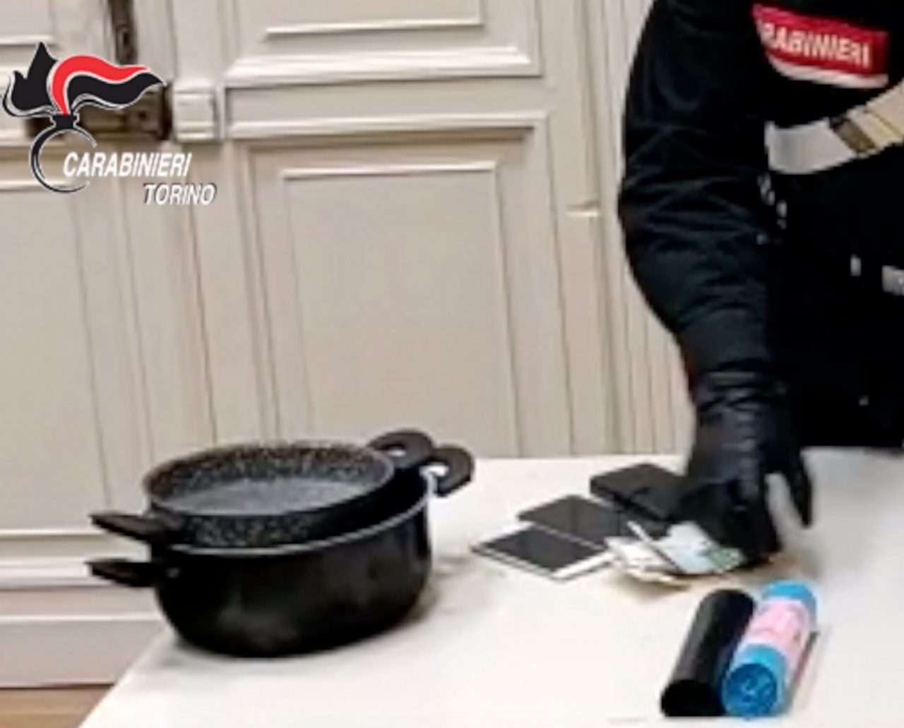 Producevano crack in casa, scoperto il laboratorio della droga