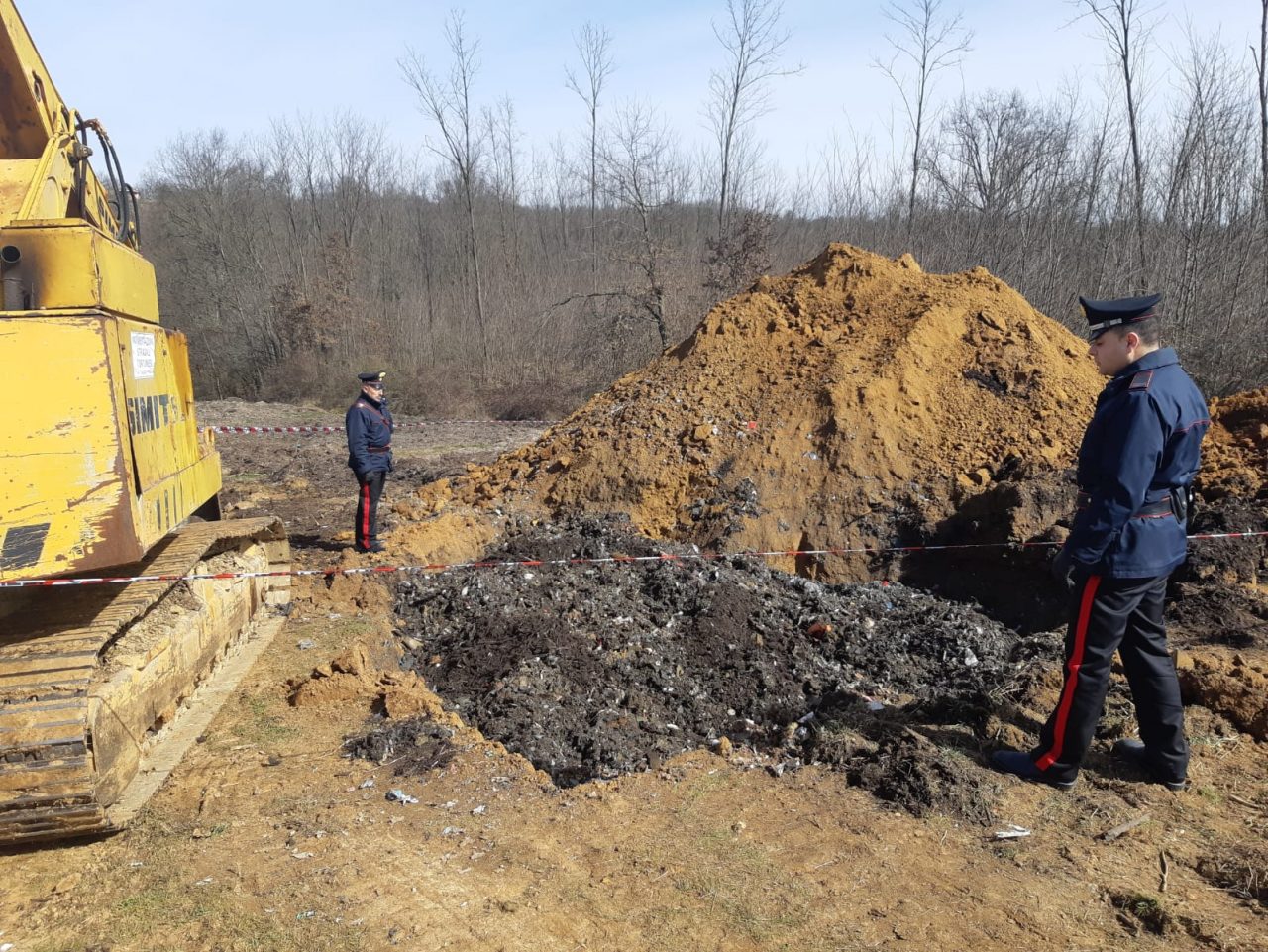 Un terreno per sotterrare rifiuti pericolosi, la scoperta dei Carabinieri