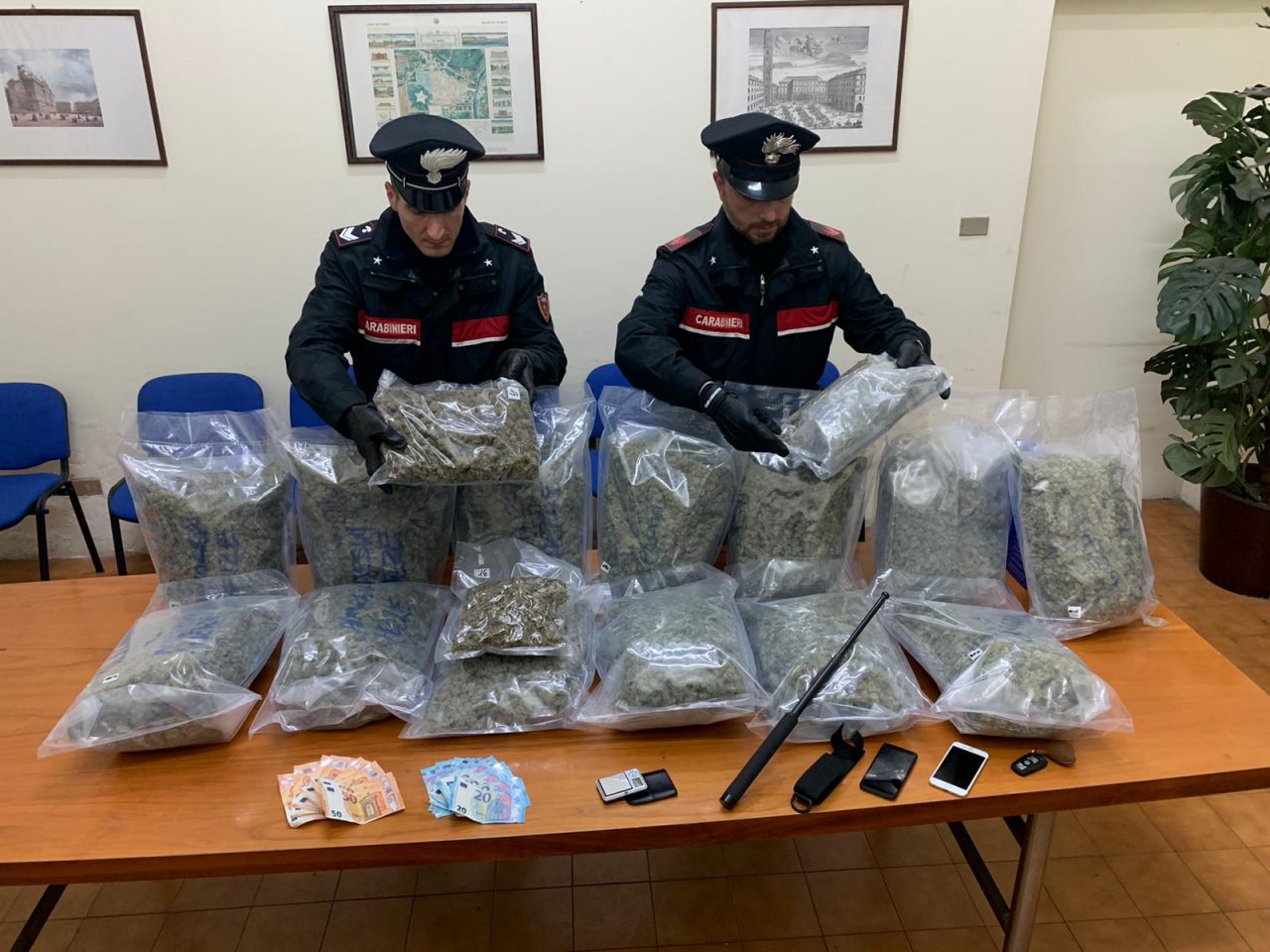 Arrestato un corriere della droga, in auto diversi chili di marijuana