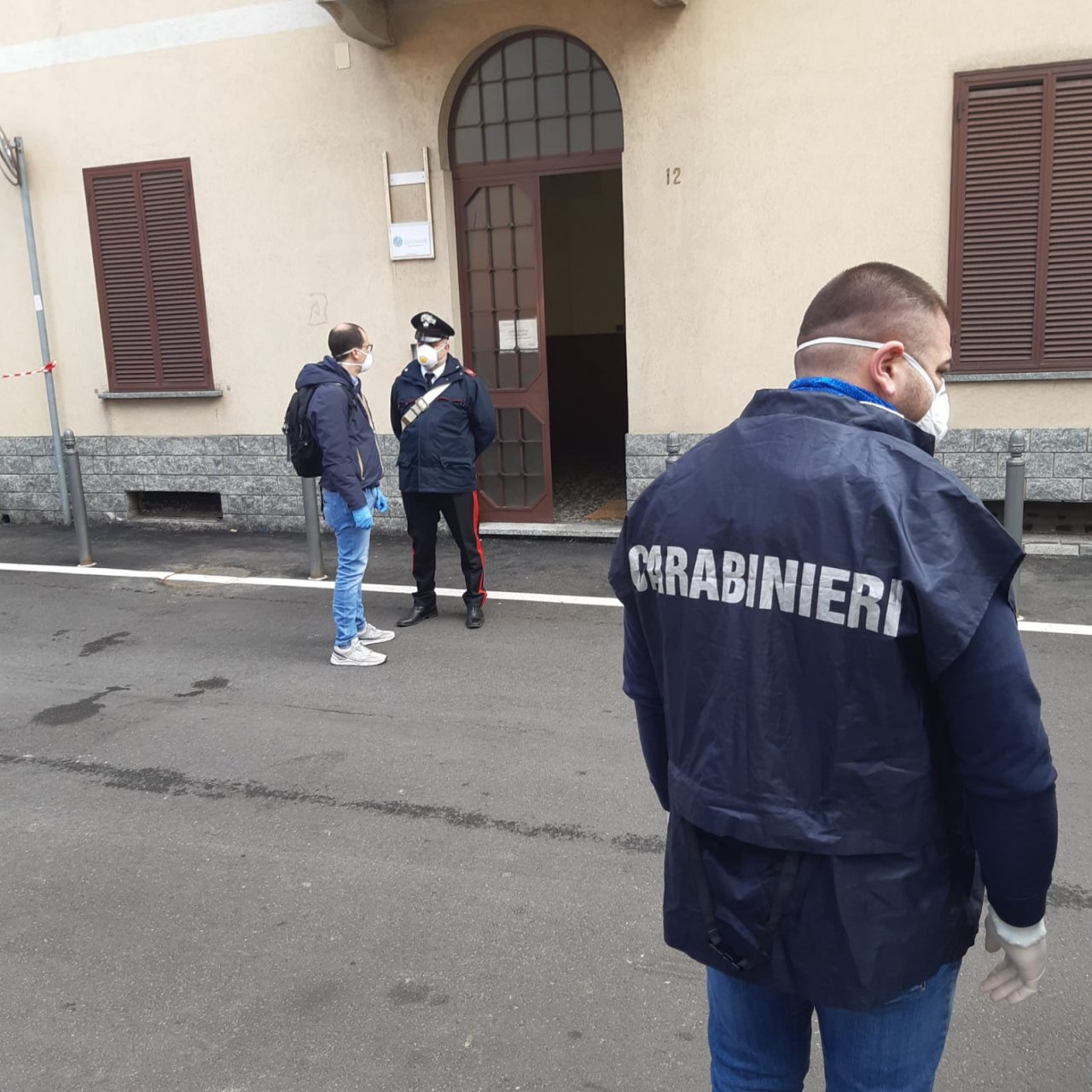 Dramma in famiglia: uccide moglie e figlio e poi si spara