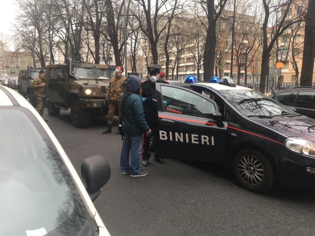I Carabinieri mentre controllano i fuggitivi e il loro veicolo.