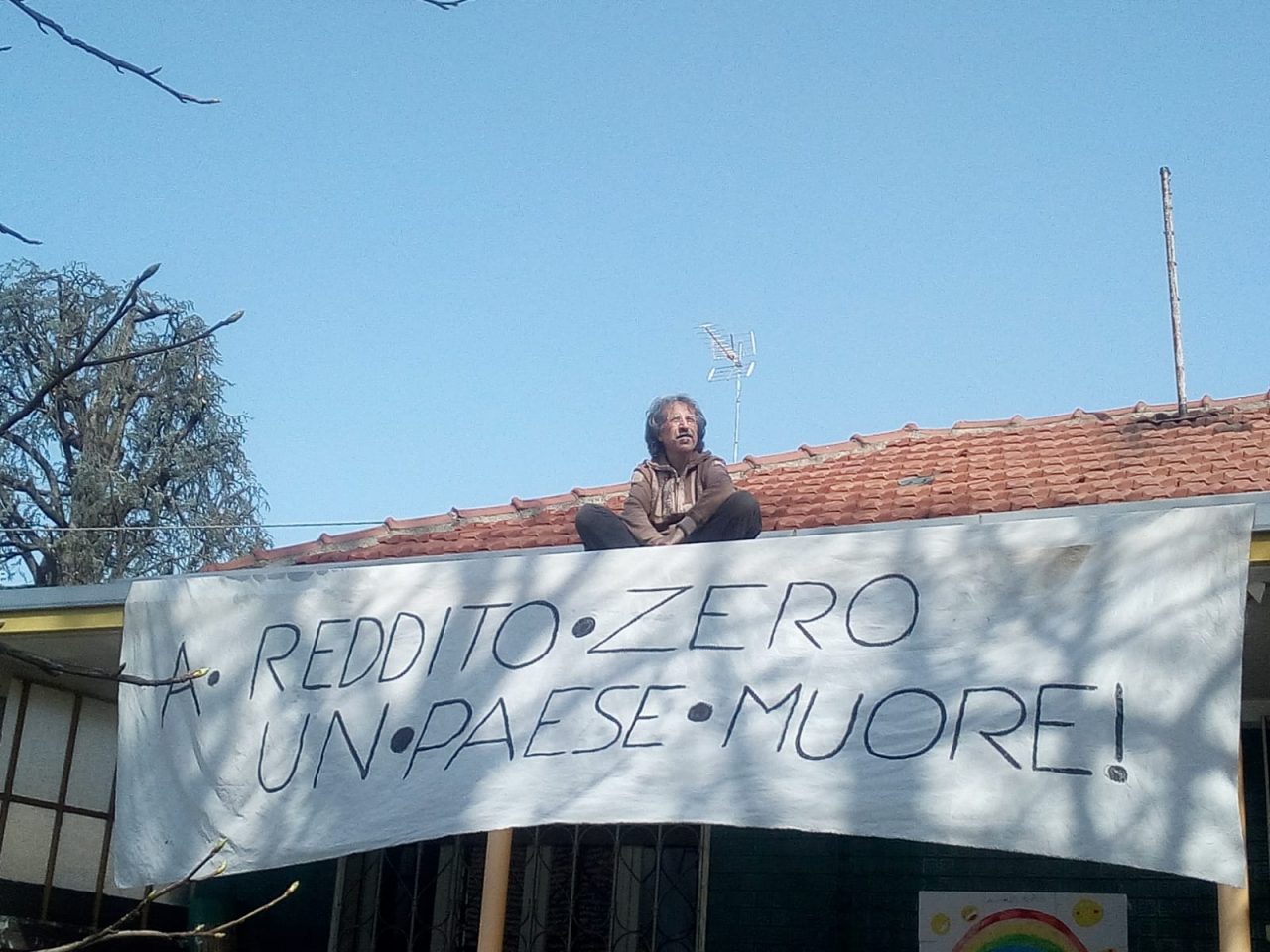 Coronavirus, sale sul tetto per chiedere sostegno ai lavoratori