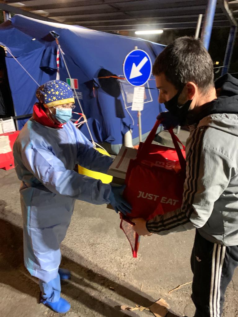 Angeli “infarinati” donano pizze a medici e infermieri