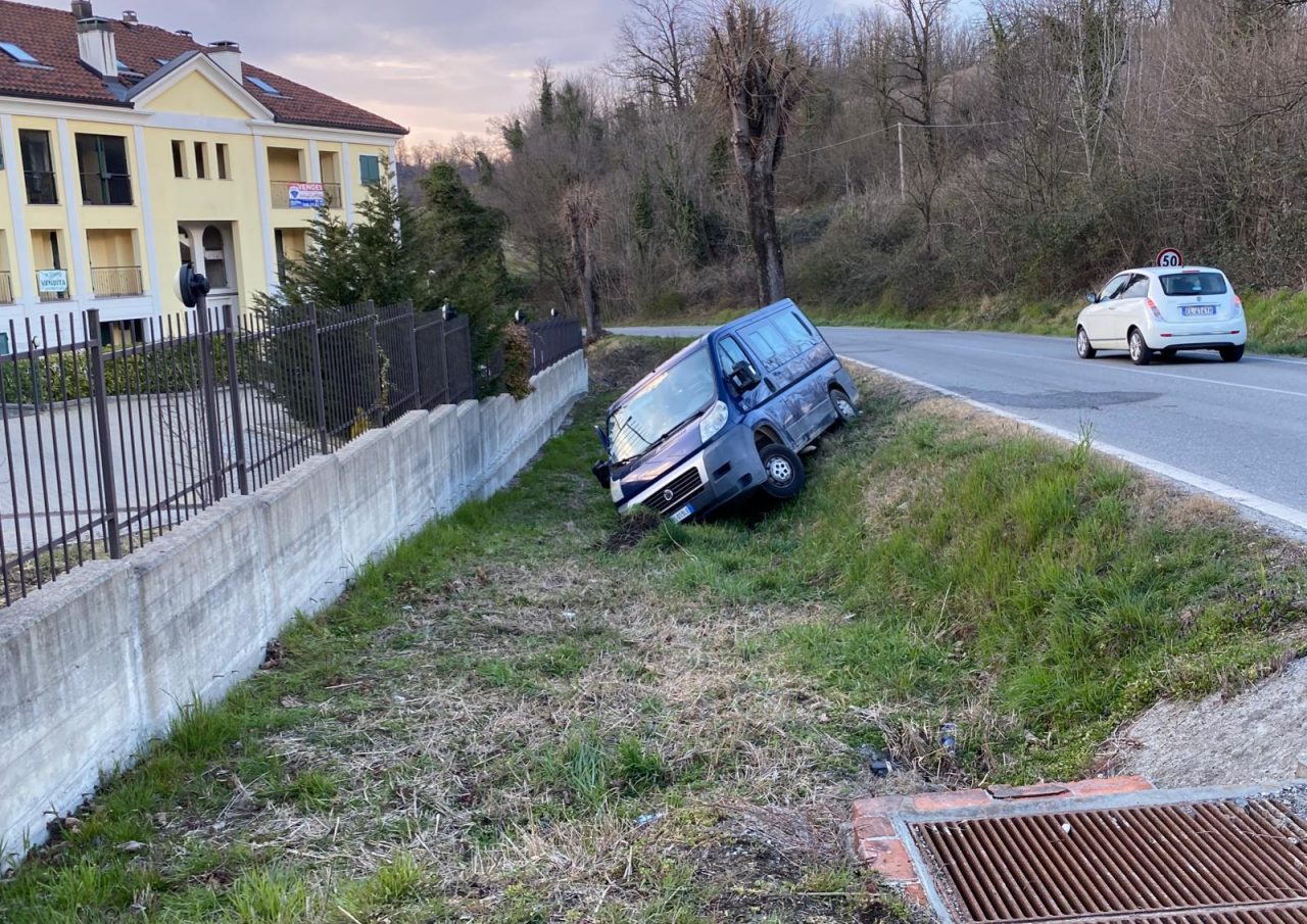 Furgone fuori strada: cinque feriti