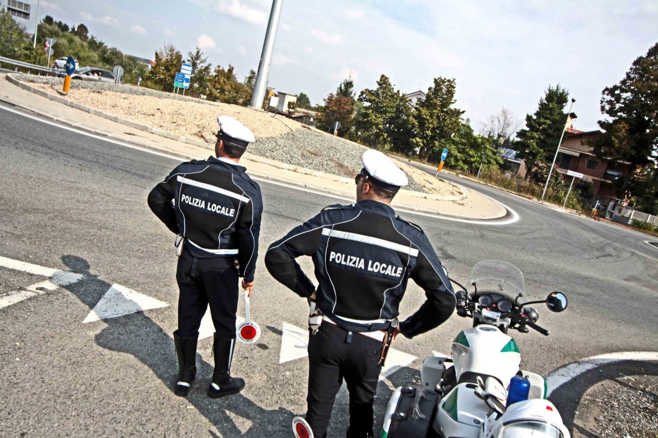Assembramento vietato, le persone scoperte dalla Polizia locale stavano pregando