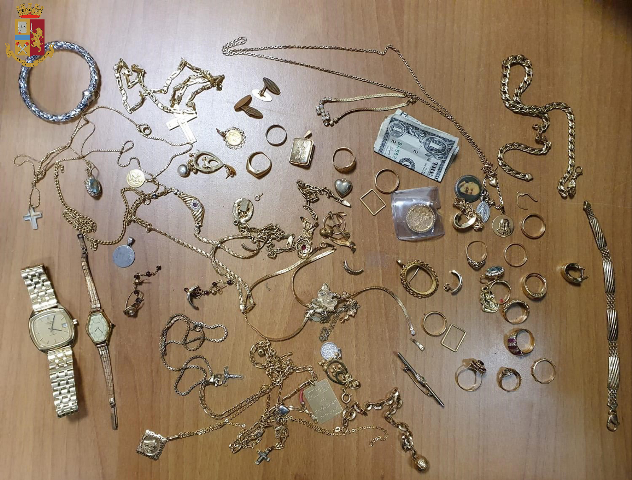 Gettano il bottino e scappano, arrestati due italiani per ricettazione