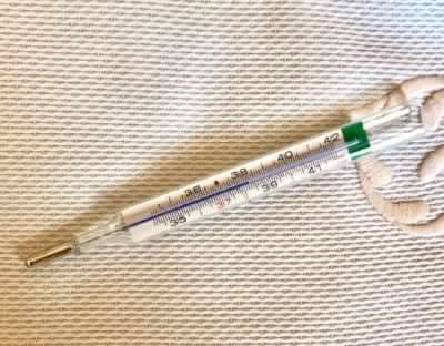 Monitoraggio della febbre prima di entrare nei negozi, negli uffici pubblici o al mercato