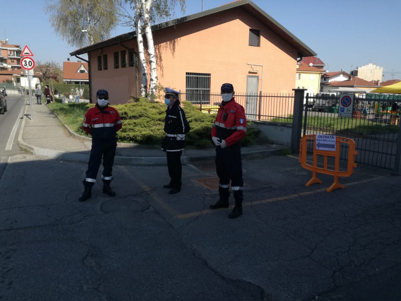 Al mercato uno per famiglia, la situazione questa mattina a Gassino. LE FOTO