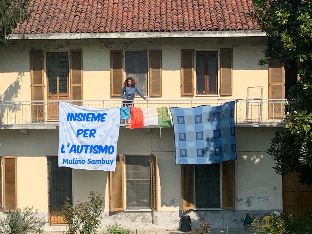 Un telo blu esposto per la giornata mondiale della consapevolezza sull’autismo. VIDEO