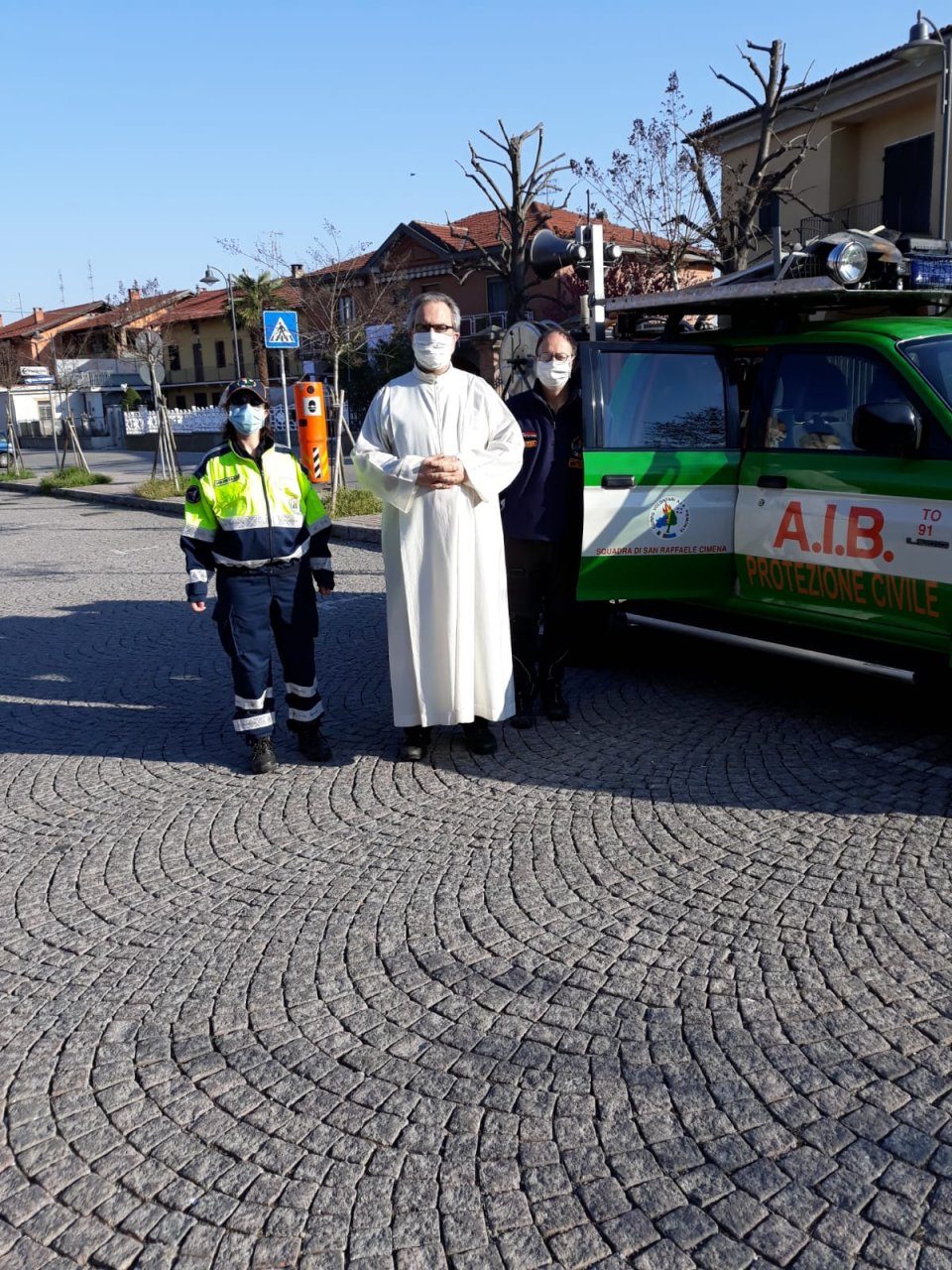 Giovedì Santo, il parroco benedice il paese. FOTO E VIDEO
