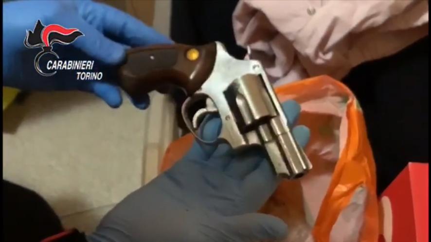 Bombe a mano, pistole e droga a casa di un operaio IL VIDEO