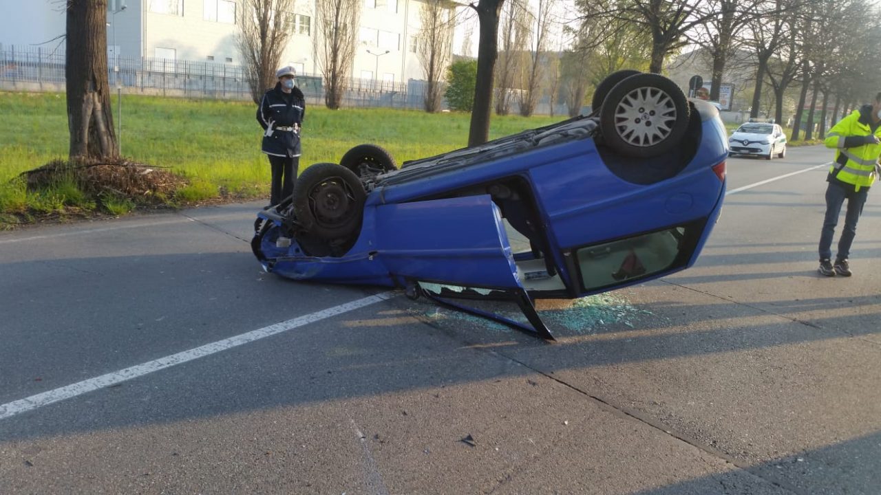 Auto ribaltata, conducente in ospedale: è un’infermiera di ritorno a casa dal turno di notte