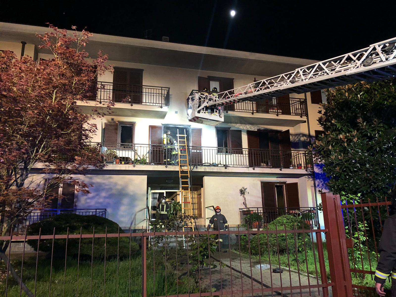Incendio in un alloggio: una persona ferita e intossicata. E' successo nella notte a Settimo Torinese. Il bilancio è di un ferito e sette persone evacuate.