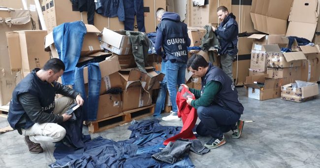 Dalla Tunisia la distribuzione di abbigliamento contraffatto