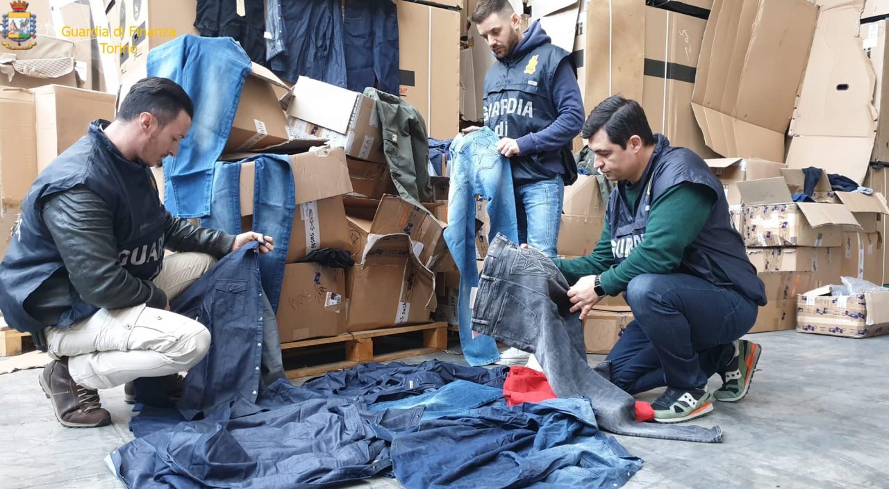 Dalla Tunisia la distribuzione di abbigliamento contraffatto