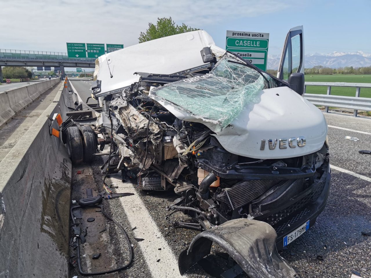 Incidente in tangenziale: furgone perde il carico, ferito il conducente