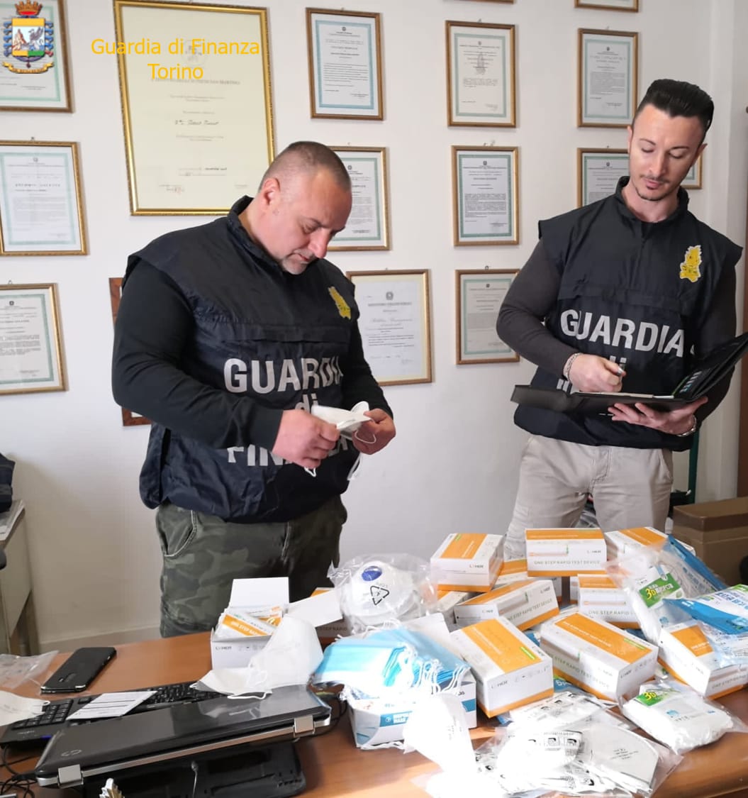 Emergenza Coronavirus, maxi sequestro di mascherine. Il blitz della Guardia di Finanza ha scoperto un'organizzazione di imprenditori, impegnata nell'importazione in Italia dei dispositivi di protezione individuale. 