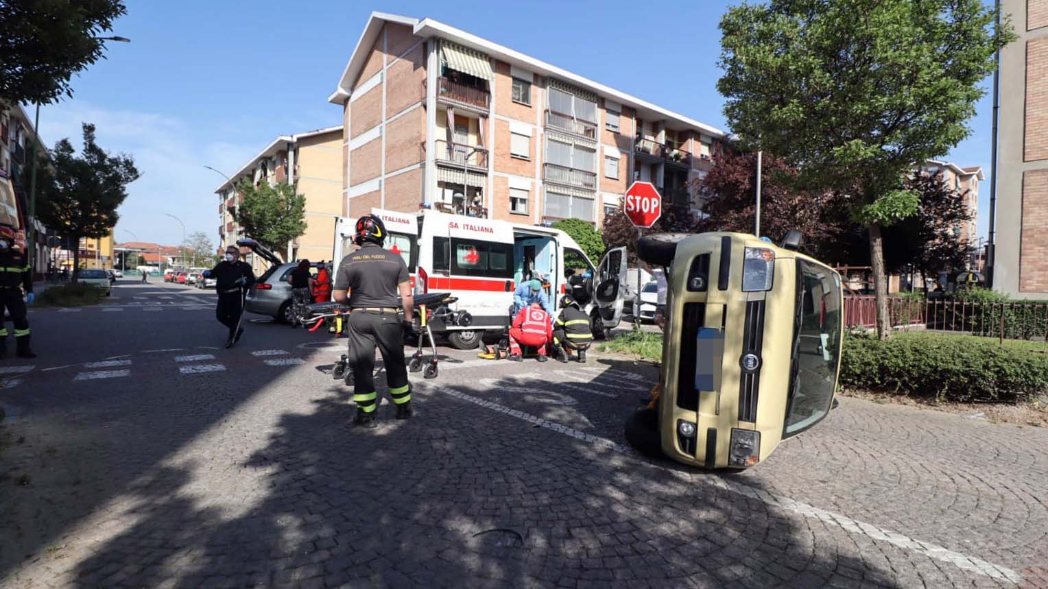 Incidente all'incrocio del Villaggio Fiat, un'auto si ribalta. La dinamica è al vaglio degli agenti della Polizia locale di Settimo, giunti sul posto. 