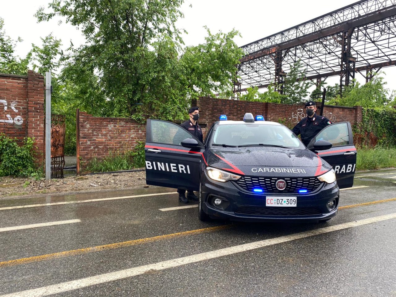 Nasce in strada, neonato viene alla luce nell’ex fabbrica abbandonata