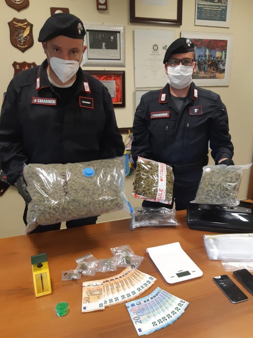 In trasferta per comprare la droga, scoperto il market aperto h24