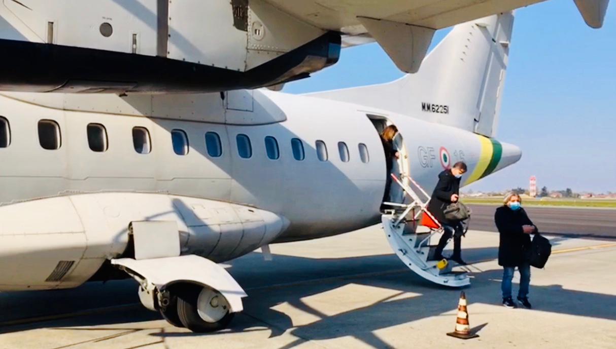 Coronavirus, atterrati a Torino 22 medici volontari inviati dal Governo IL VIDEO