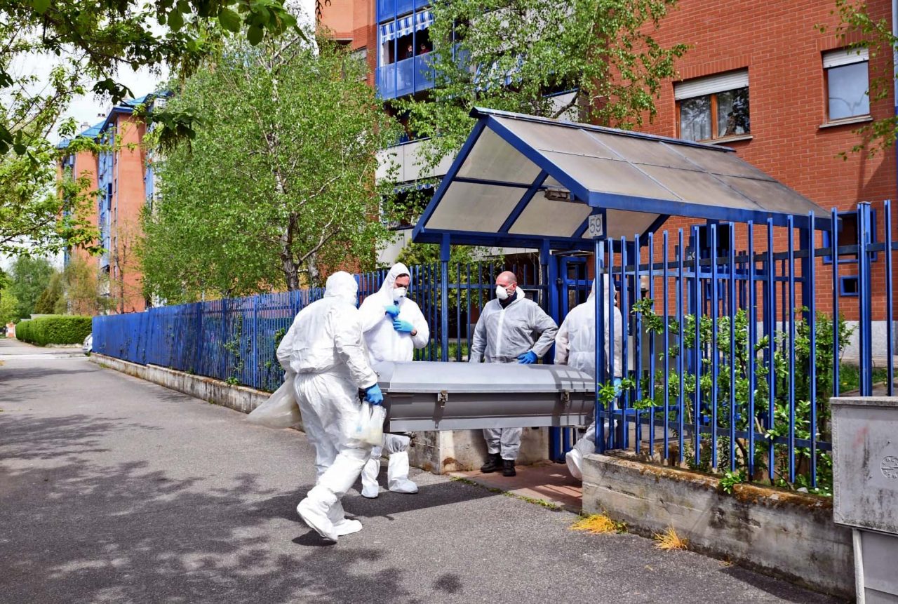 I vicini non lo vedevano da giorni, trovato morto in casa