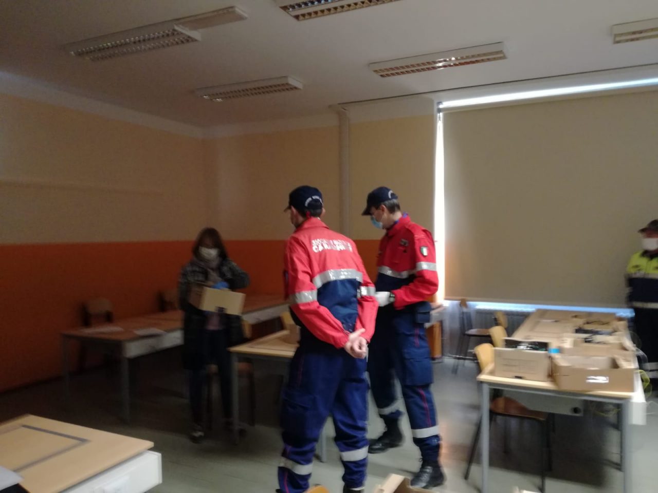 Scuola ai tempi del Coronavirus, alpini e volontari Anc consegnano i computer alle famiglie che non li hanno. FOTO E VIDEO