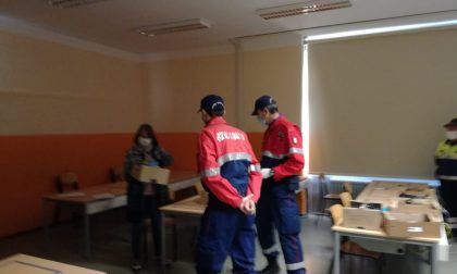 Scuola ai tempi del Coronavirus, alpini e volontari Anc consegnano i computer alle famiglie che non li hanno. FOTO E VIDEO