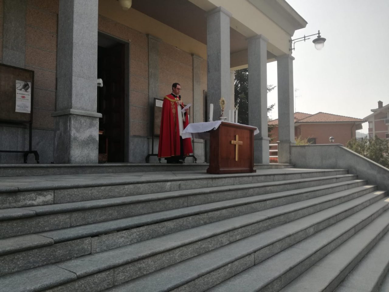 Il parroco benedice il paese dal sagrato della chiesa: la domenica delle Palme ai tempi del Coronavirus. VIDEO