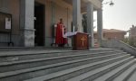 Il parroco benedice il paese dal sagrato della chiesa: la domenica delle Palme ai tempi del Coronavirus. VIDEO