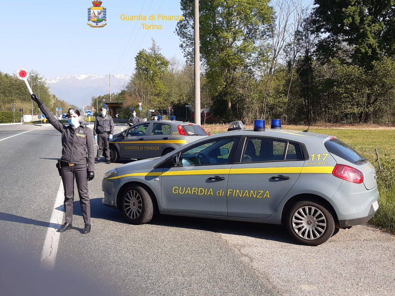 Confezionavano mascherine fai da te e altri dispositivi sanitari, due denunce