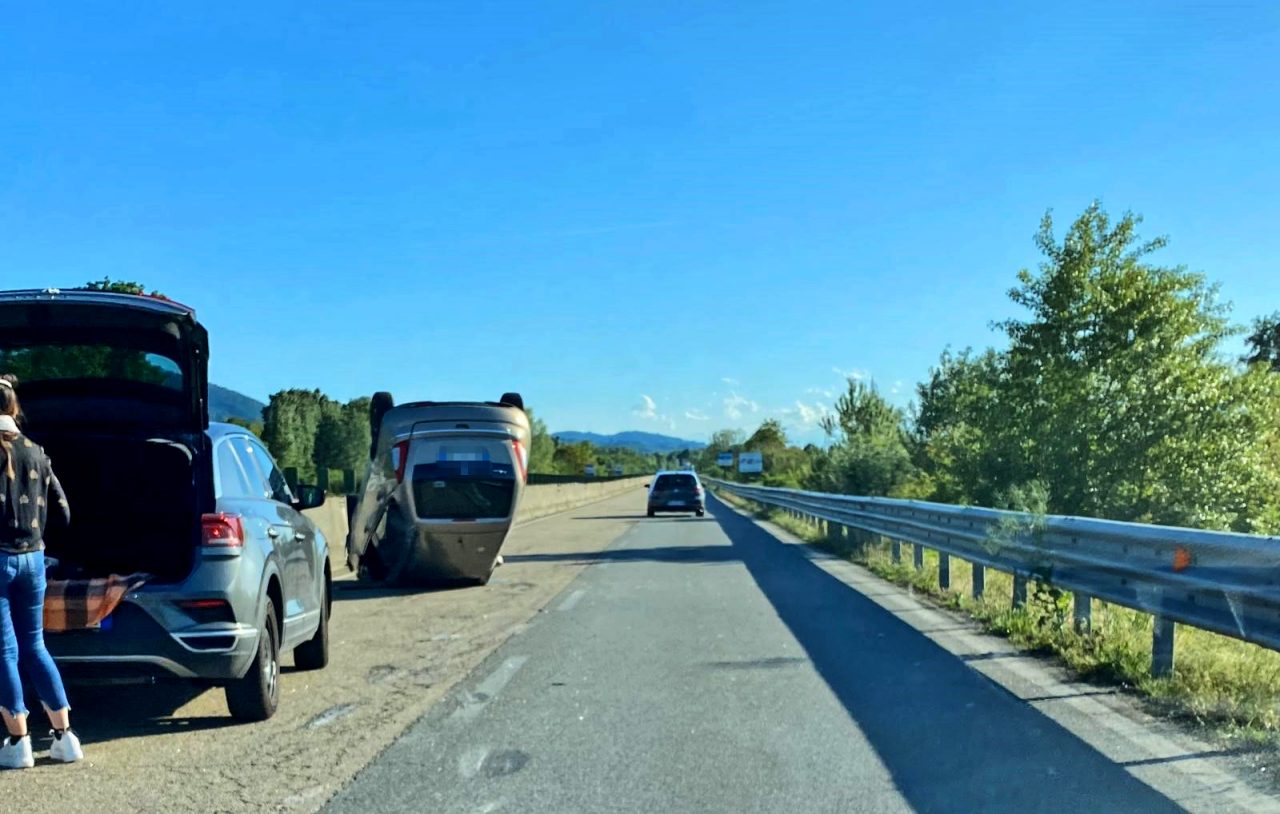 Auto ribaltata sulla Sp11, una donna trasferita in ospedale