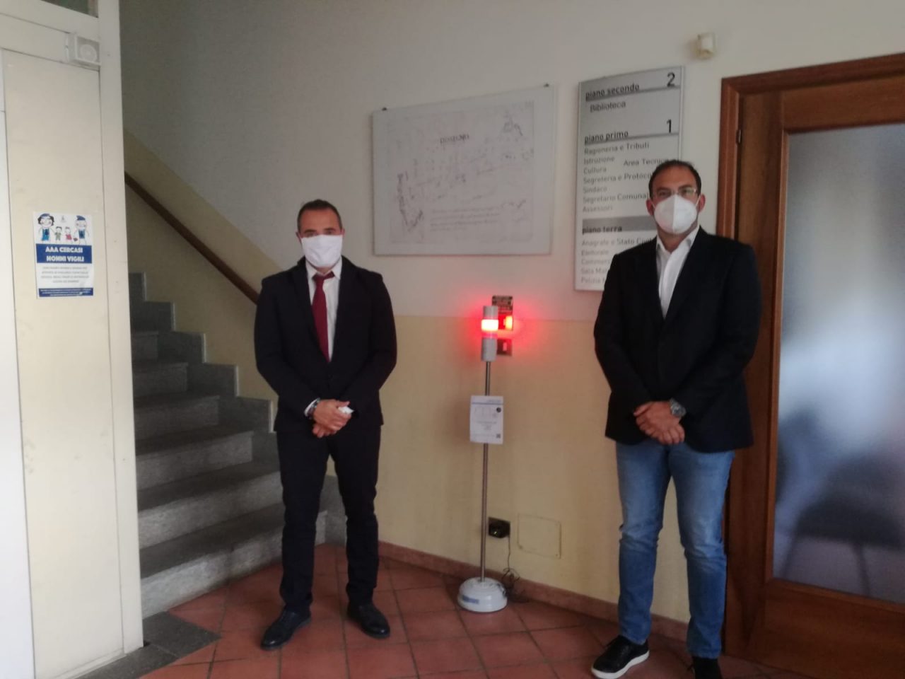 Installato il semaforo per entrare in Comune.VIDEO