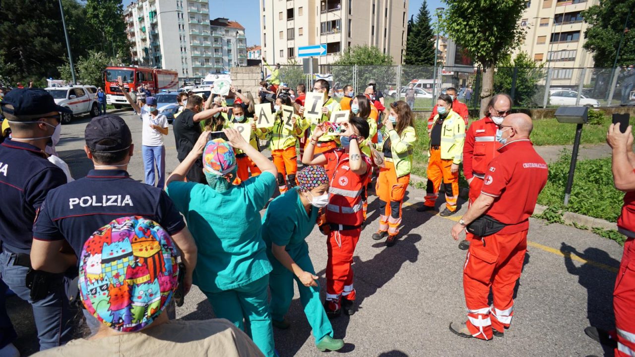 Flash mob davanti all’ospedale Giovanni Bosco per ringraziare il personale sanitario attivo durante l’emergenza. FOTO