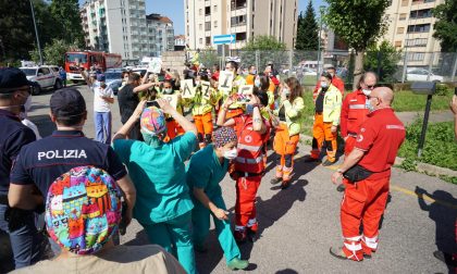 Flash mob davanti all'ospedale Giovanni Bosco per ringraziare il personale sanitario attivo durante l'emergenza. FOTO