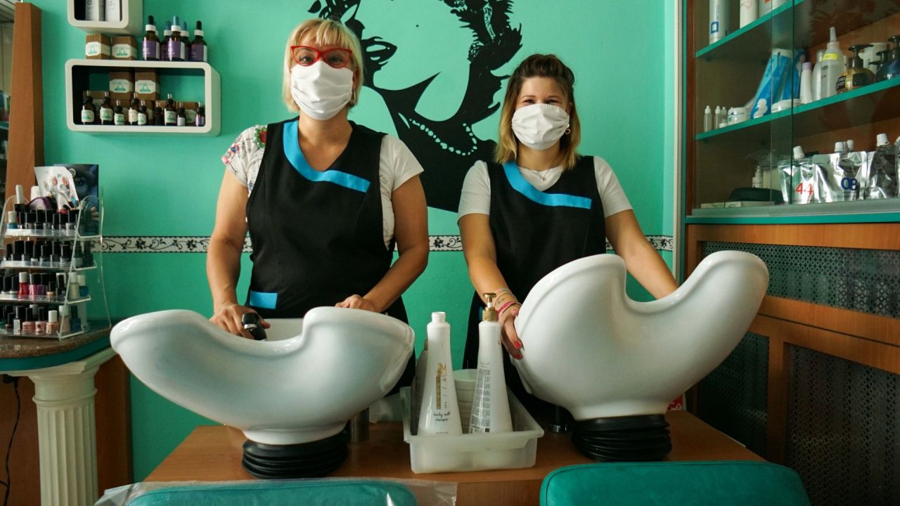 Fase 2, i parrucchieri riaprono tra speranze e difficoltà