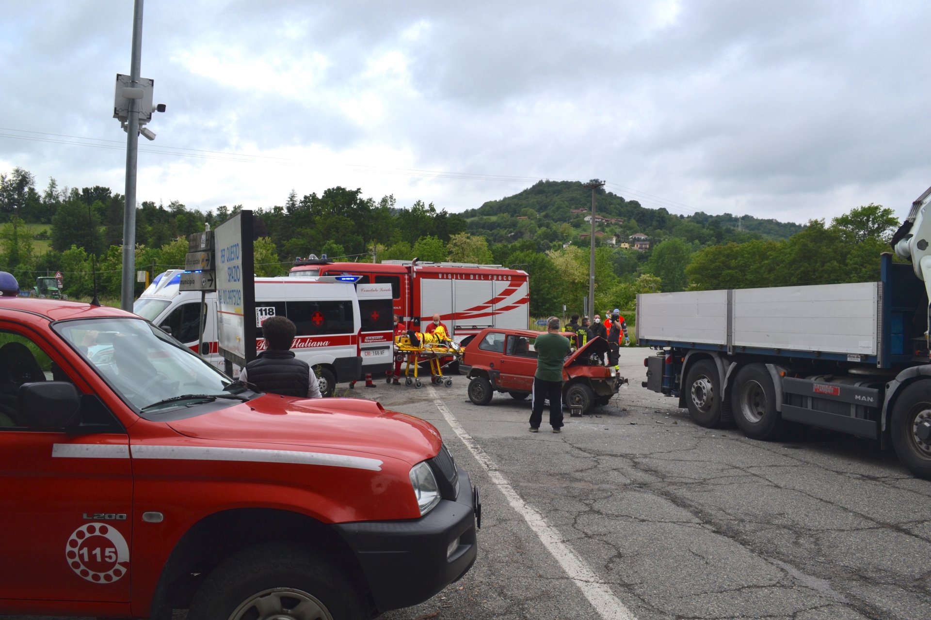 Auto contro camion: i soccorritori che sono intervenuti per salvare l'uomo intrappolato nelle lamiere