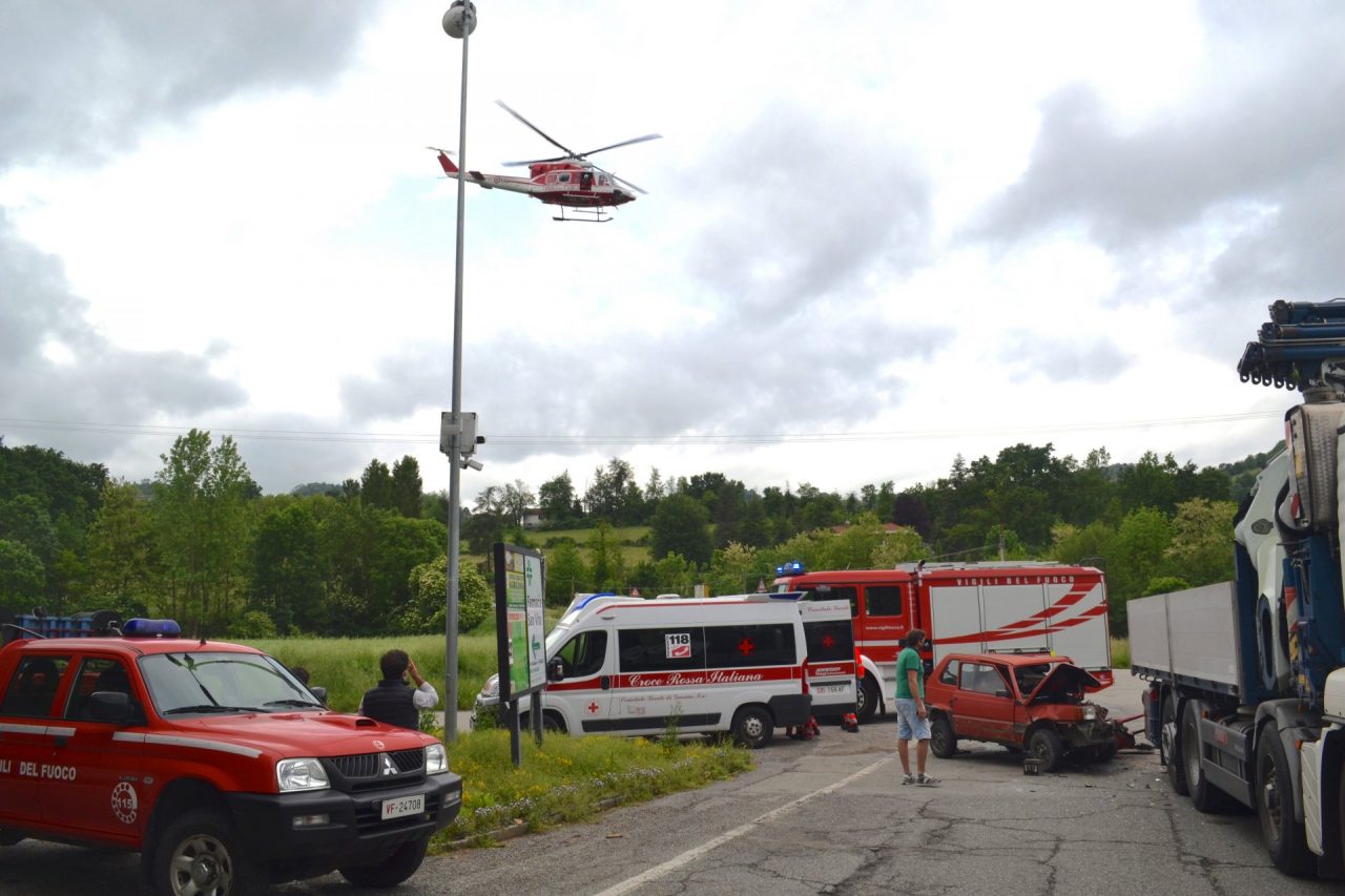 Auto contro camion: “Abbiamo provato a tirarlo fuori dalle lamiere, ma non potevamo fare nulla”. FOTO