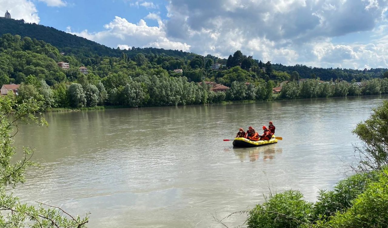 Si getta in acqua, proseguono le ricerche nel Po